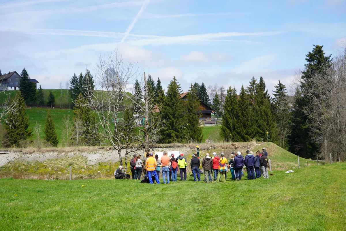 Die Informationsveranstaltung am Bachtelweiher zur Sanierung des Weihers. Endlich liegt eine Baubewilligung vor.